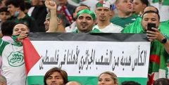 تیم فوتبال الجزایر، جام قهرمانی خود را به مردم فلسطین تقدیم کرد