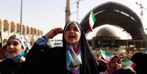 دهه هشتاد و نودی‌ها در نمایشگاه کتاب سرود «سلام فرمانده» را همخوانی کردند+تصاویر