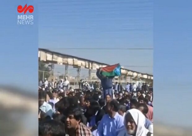 پرچم جعلی در نمازجمعه اهل سنت زاهدان/اقدام تحریک‌آمیز تجزیه‌طلبان