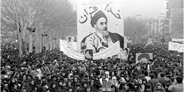 «جزیره ثبات» چگونه در انقلاب اسلامی مردم ایران غرق شد/ آمریکا همچنان درگیر اشتباهات محاسباتی