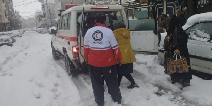 امدادرسانی هلال احمر کرمانشاه به ۵ مادر باردار گرفتار در برف