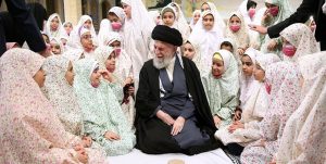 نحوه انتخاب دانش‌آموزان دختر برای جشن فرشته‌ها در محضر رهبر انقلاب / صحنه‌ زیبایی که هماهنگ نشده بود!